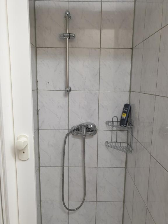 柏林Mir hostel的带淋浴的浴室和电话