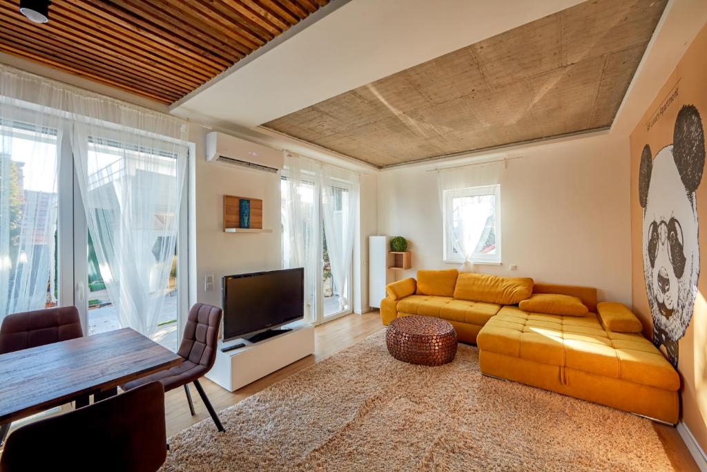 鲍洛托努德沃里A9 Luxury Balatonudvari的带沙发和电视的客厅
