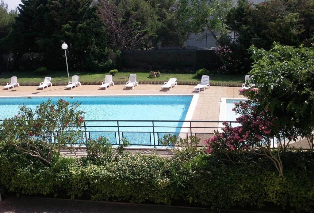 布克港伊加德公寓酒店的一个带躺椅的游泳池和一个游泳池