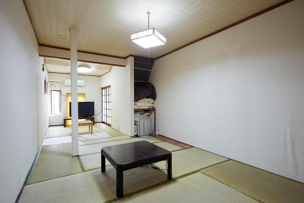 壹岐市Iruka House 1 - Vacation STAY 9266的一间房间中间设有一张桌子