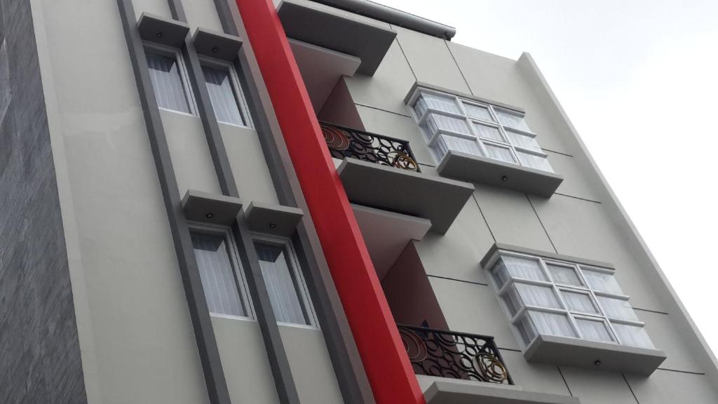 雅加达智能之家公寓的公寓大楼的一侧有红色条纹