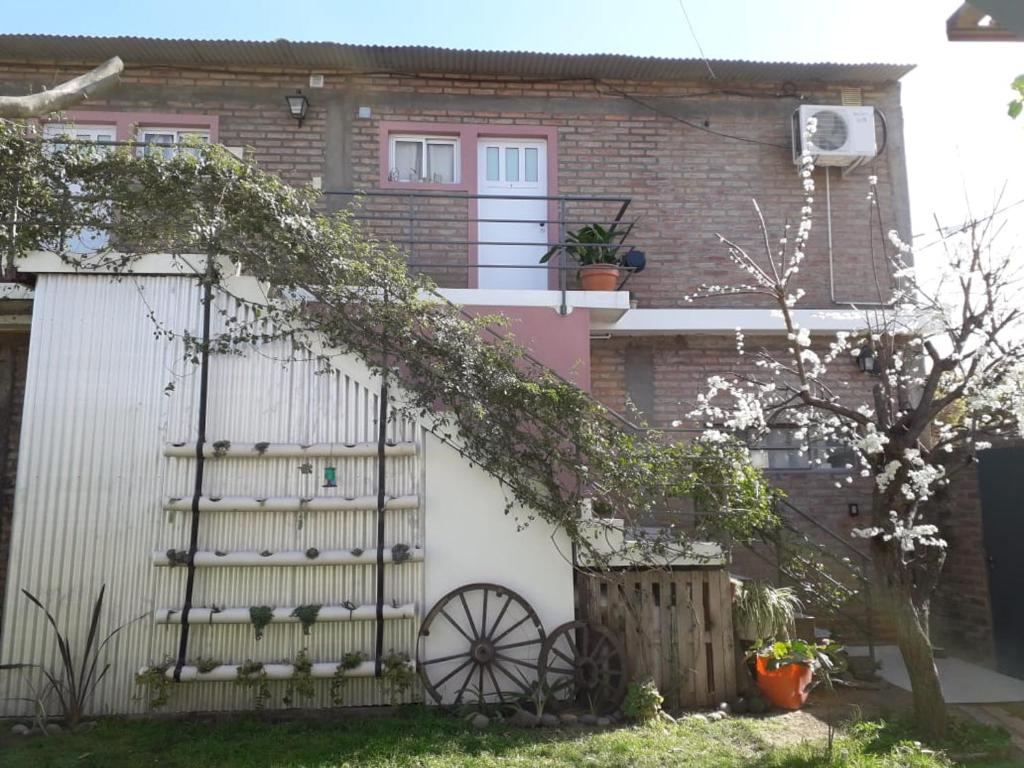 圣罗莎El Poblador的白色的房子,有梯子和栅栏