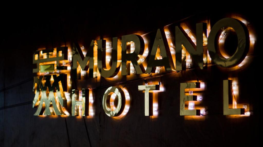 莫约班巴Murano Hotel的 ⁇ 虹灯标志,用于一个星期一的夜总会