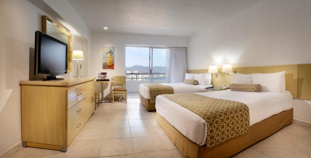 阿卡普尔科HS HOTSSON Hotel Acapulco的酒店客房设有两张床和一台平面电视。