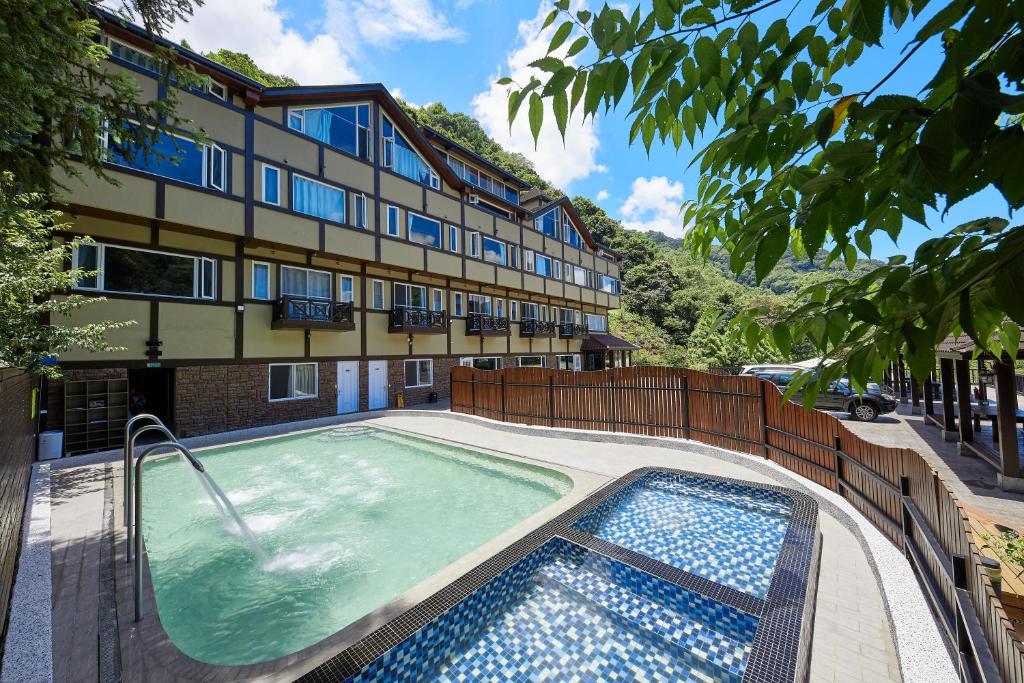 仁爱乡Yun Xiang Villa 未接待12歲以下孩童的大楼前设有游泳池的酒店