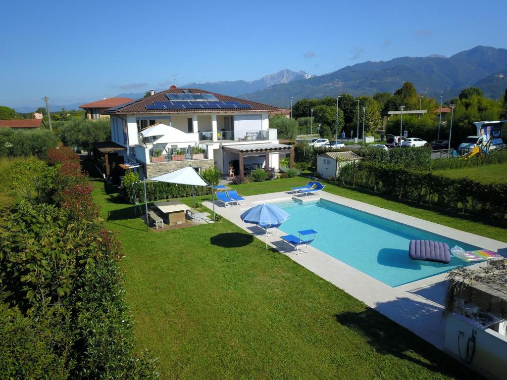利多迪卡马约雷Il Toscanello的享有带游泳池的房屋的空中景致