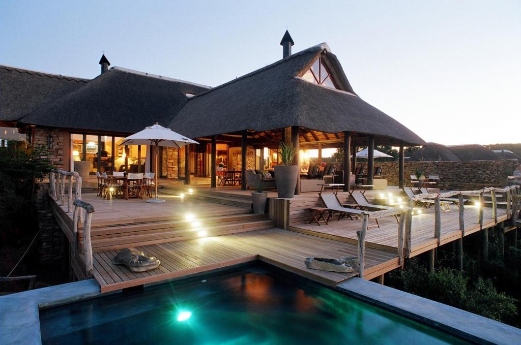 格拉罕镇帕姆巴私人野生动物保护区酒店的一座带甲板和游泳池的房子