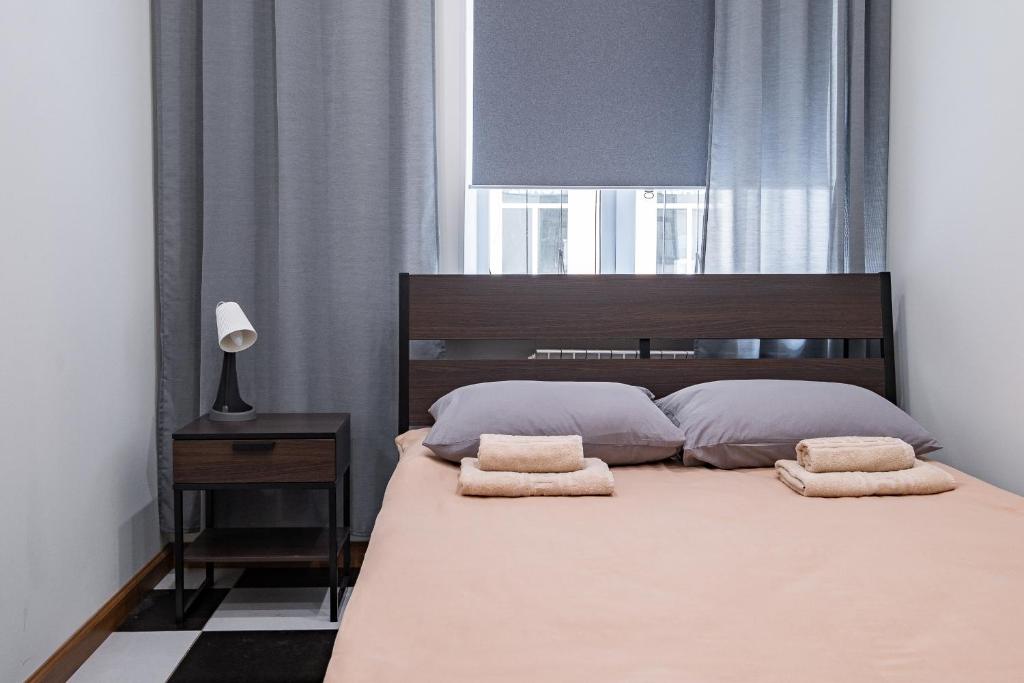 圣彼得堡Diva的一间卧室配有一张大床和两个枕头