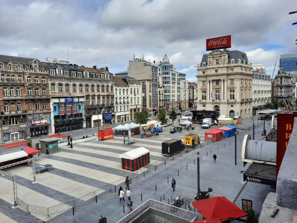 布鲁塞尔Central and Cozy in Brussels的城市广场,有建筑,人们在周围散步