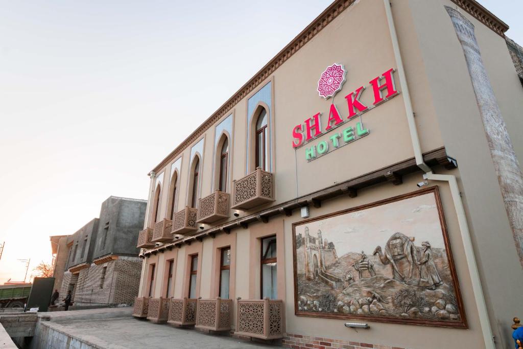 布哈拉Boutique hotel Shakh的建筑的侧面有标志