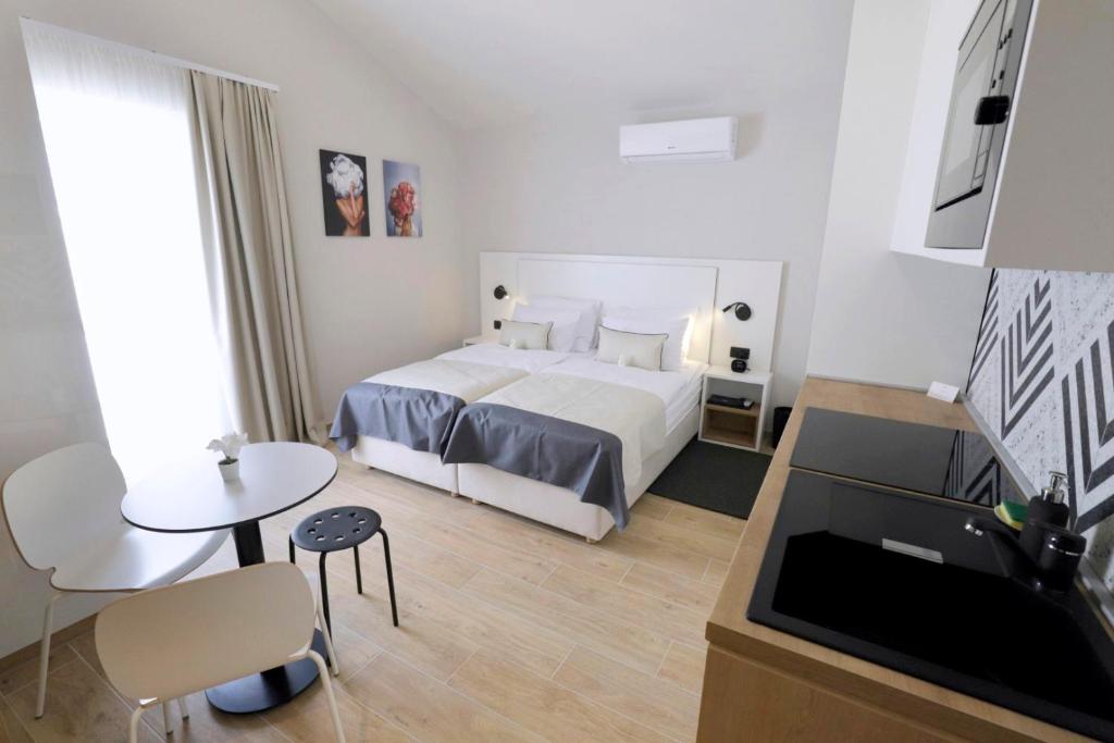 巴什卡沃达维利卡公寓式酒店的酒店客房配有一张床铺和一张桌子。