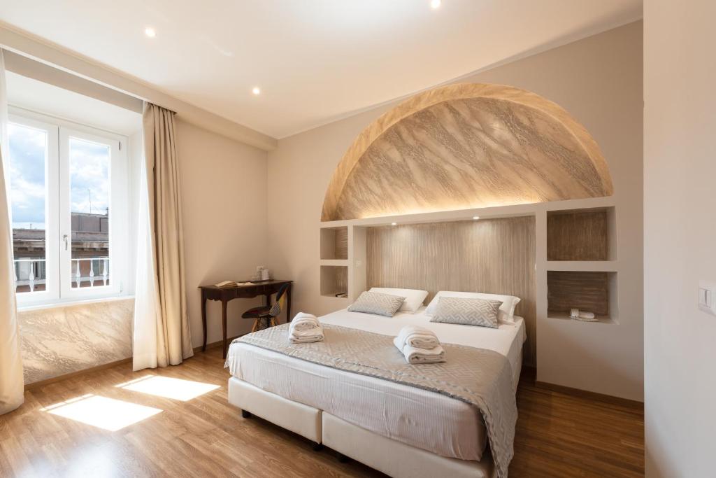 罗马克洛索顶层旅馆的一间卧室设有一张大床和一个大窗户