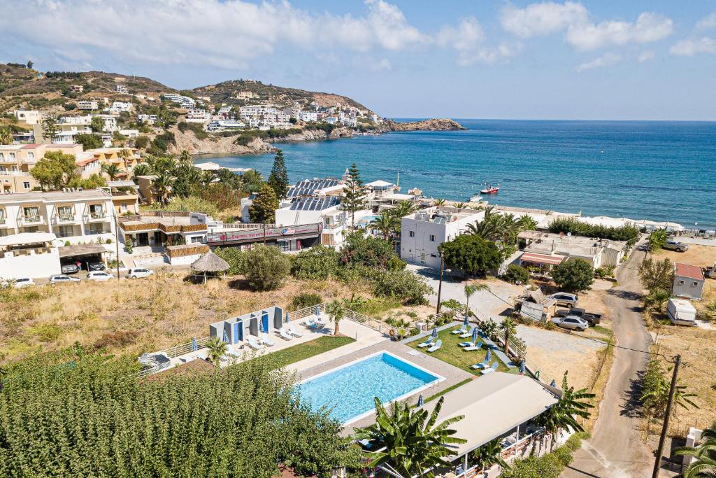 巴利恩Gorgona Hotel的享有度假胜地的空中景致,设有游泳池和海洋