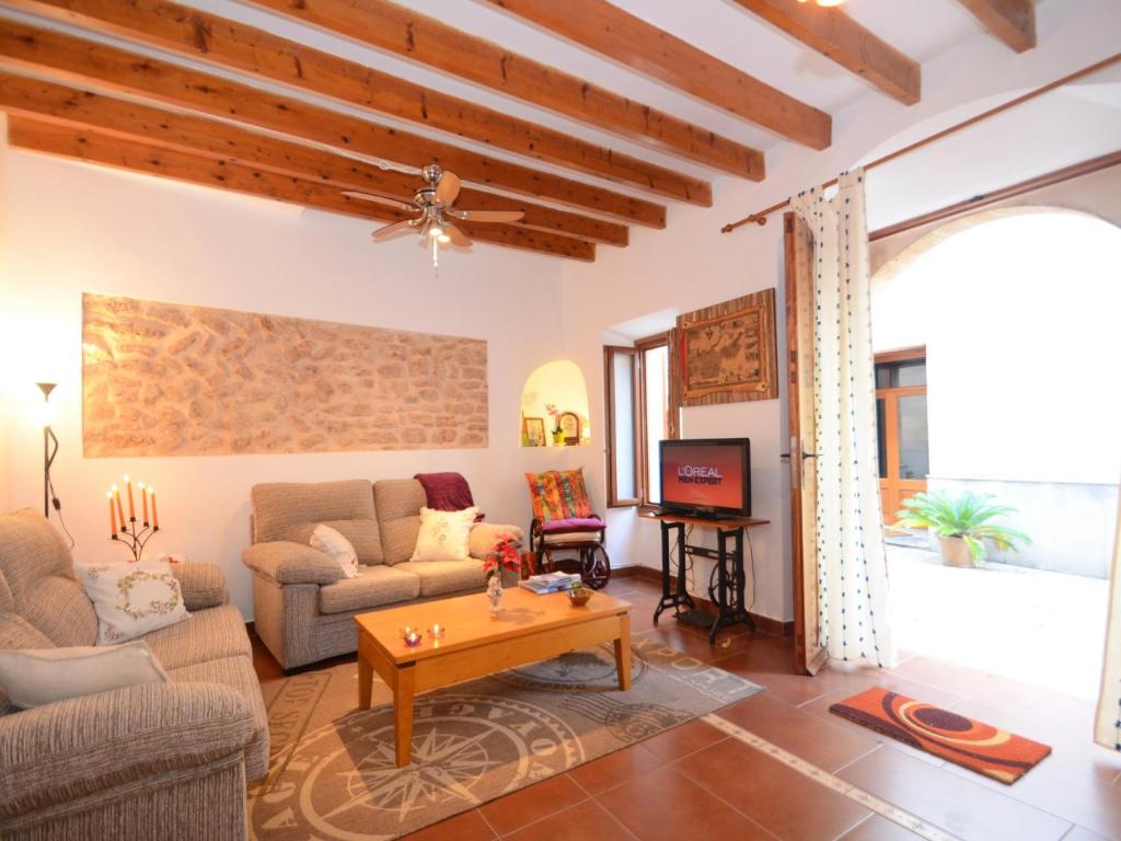 阿尔库迪亚Sant Vicenç, amazing house in Alcudia for 6的客厅配有沙发和桌子