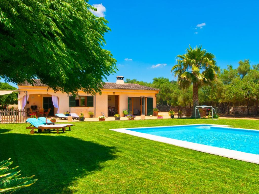 科斯提克斯Villa Can Coll de Sencelles, Sa Vileta pool and views的庭院中带游泳池的房子