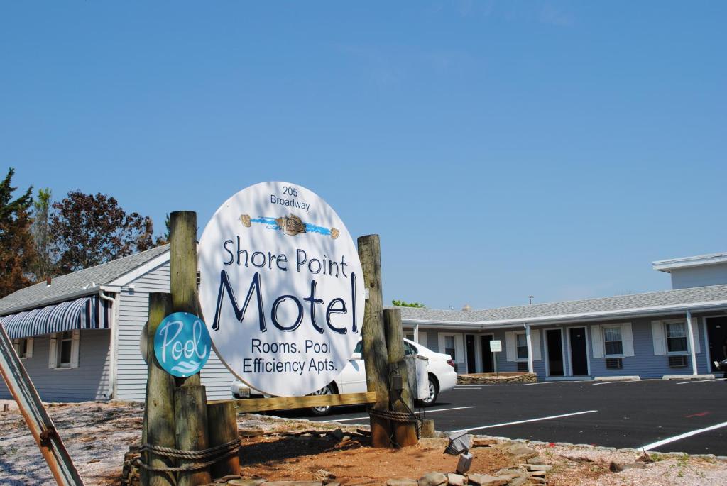 波因特普莱森特海滩岸点汽车旅馆 的停车场的汽车旅馆标志