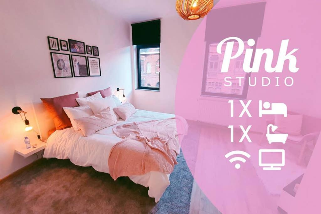 蒙斯Pink studio Mons ✓ TOP position !的粉红色的卧室,配有床和粉红色的一室公寓标志