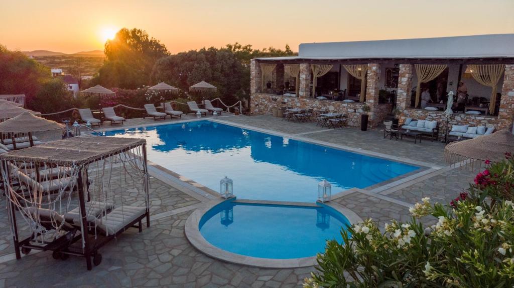 艾丽奇帕罗斯兰德酒店的一座享有日落美景的大型游泳池