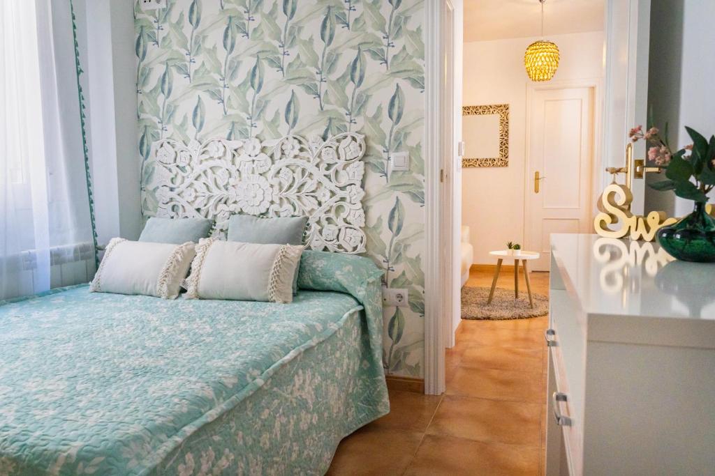 卡索拉Cazorla Suite的一间卧室配有一张带大墙的床