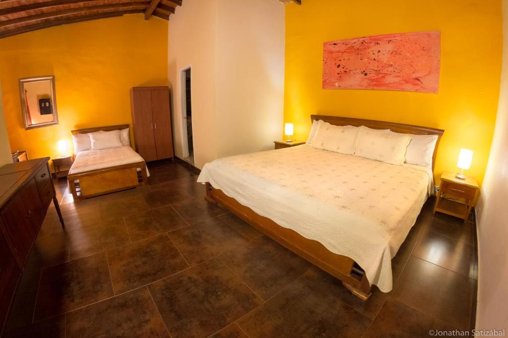 61Prado Hotel客房内的一张或多张床位