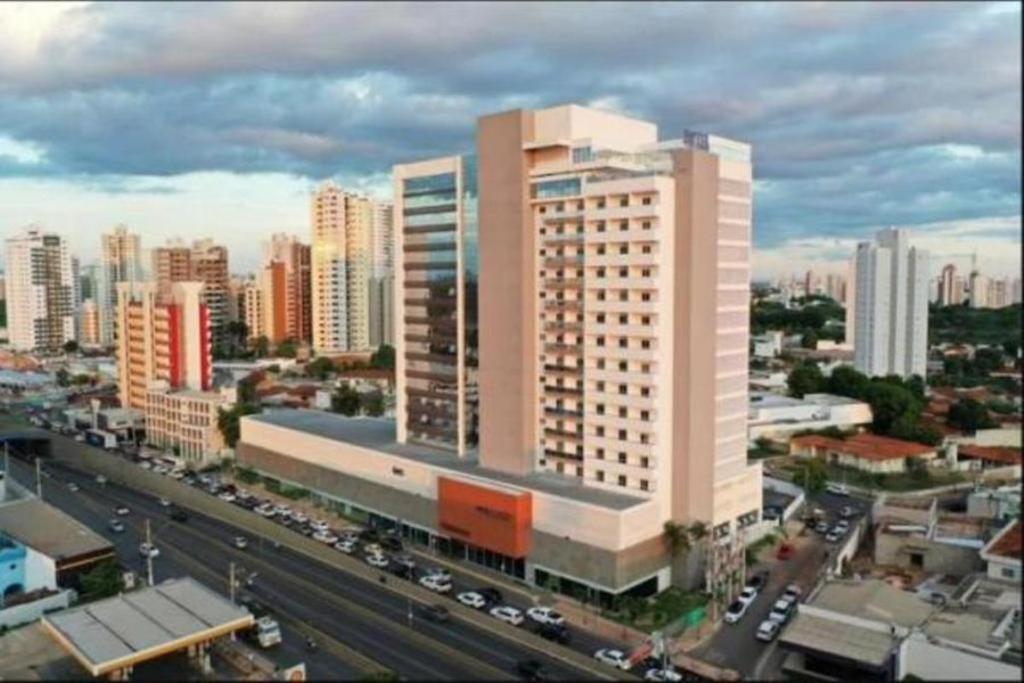 库亚巴Advanced Hotel & Flats Cuiabá的城市中一座白色的大建筑