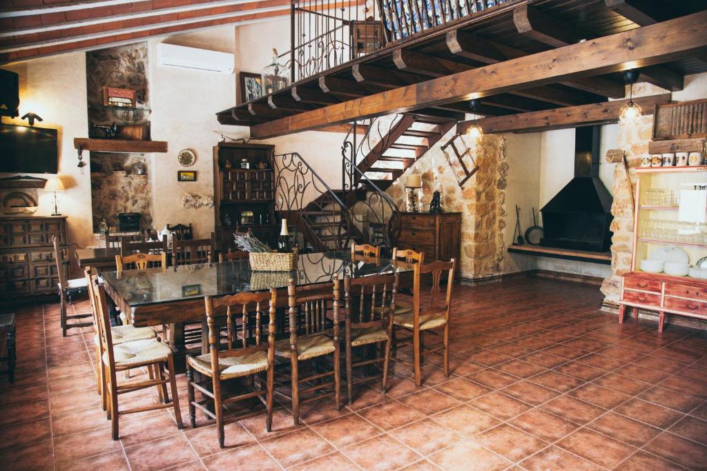 El PedernosoCasa Rural La Salitrosa的一间带桌椅的用餐室