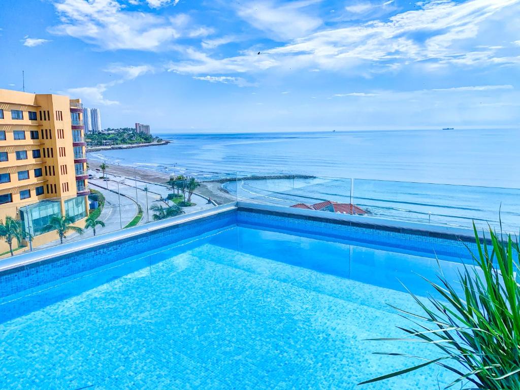 韦拉克鲁斯Hotel Plaza Sol Veracruz的海景游泳池