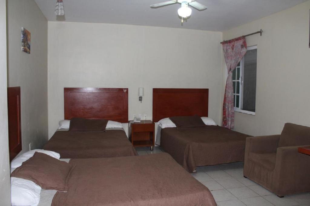 Hotel Gina客房内的一张或多张床位