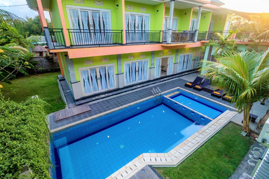 金巴兰Tirai Bambu Jimbaran的房屋前游泳池的顶部景色