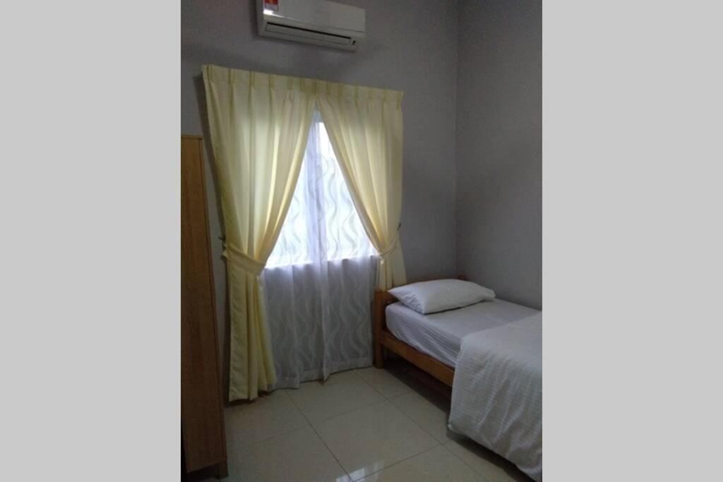 巴生Meru Homestay suitable for up to 7 people的一间小卧室,配有床和窗户