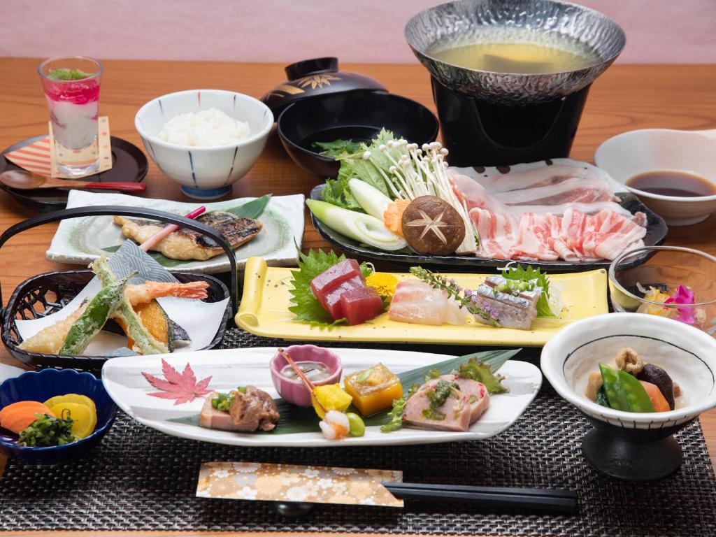 箱根水之香织旅舍的一张桌子,上面放有寿司和其他食物
