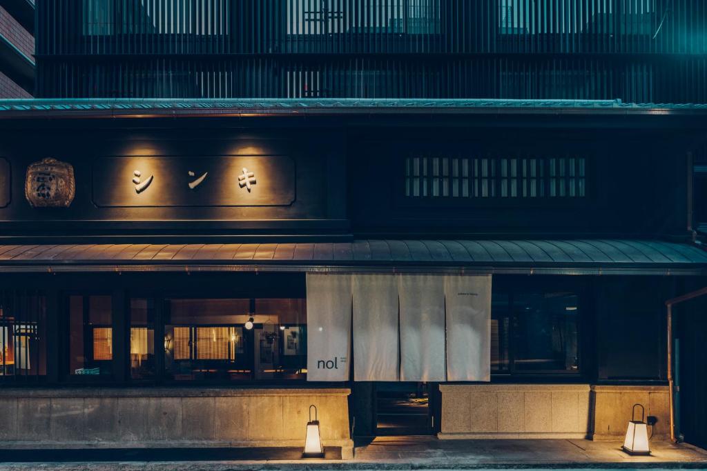 京都nol kyoto sanjo的标有没有标牌的建筑物