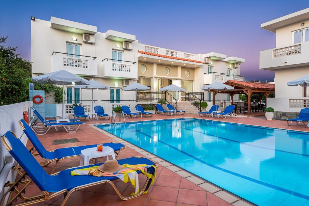锡西Sisi Breeze Hotel的酒店游泳池设有椅子,酒店