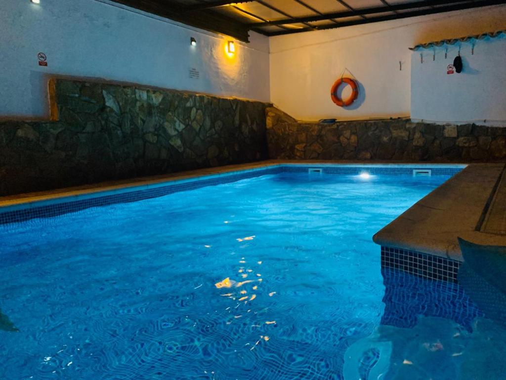 UclésPuerta del Agua的客房内的大型游泳池,有蓝色的水