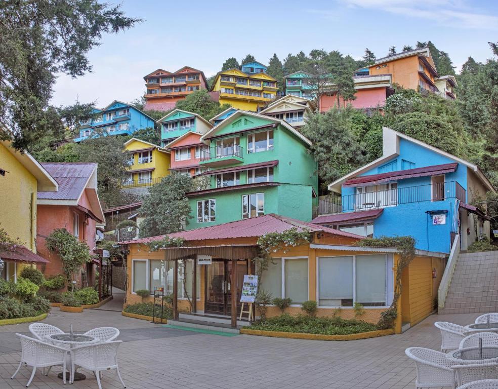 穆索里马辛德拉马苏里度假村的山丘上一群色彩缤纷的房屋