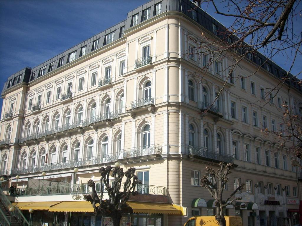 格蒙登奥地利加科尼尔酒店式一室公寓的一座白色的大建筑,有很多窗户