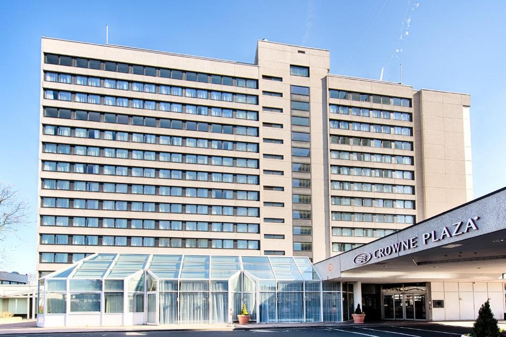 美因河畔法兰克福Crowne Plaza Frankfurt Congress Hotel, an IHG Hotel的一座大型办公楼,拥有玻璃幕墙