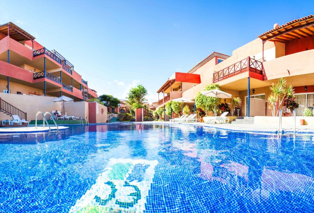 洛思坎加约斯瑟利托公寓的酒店前的游泳池