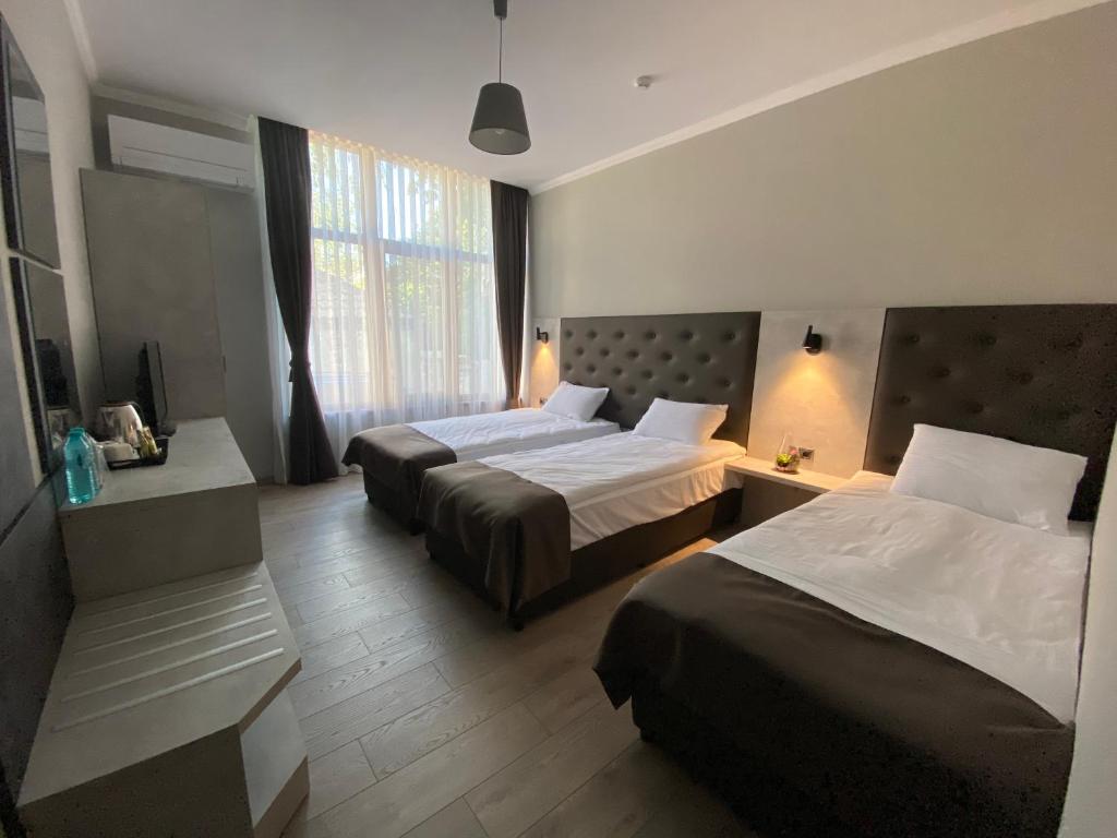 卡赞勒克Comfort Guest Rooms的酒店客房设有两张床和窗户。