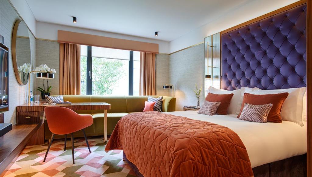 都柏林费兹威廉酒店的酒店客房,配有床和沙发