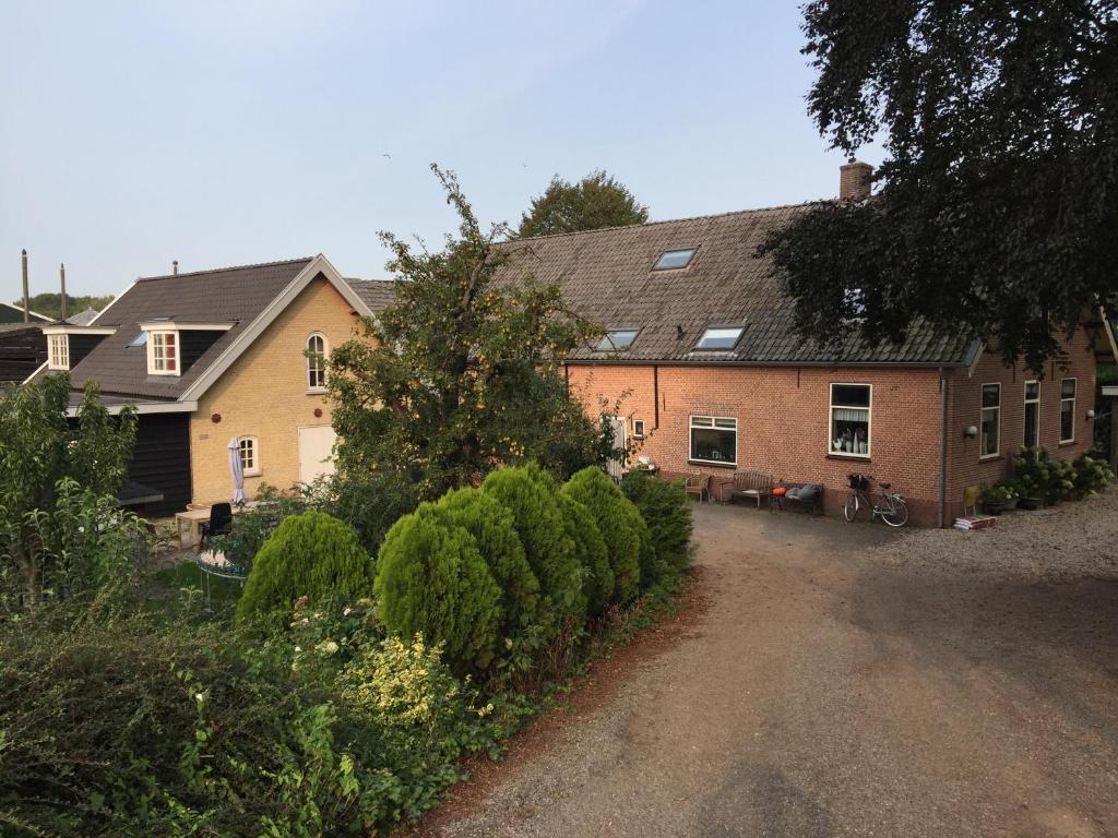 莱克凯尔克Het Boenhok logies的前面有车道的房子
