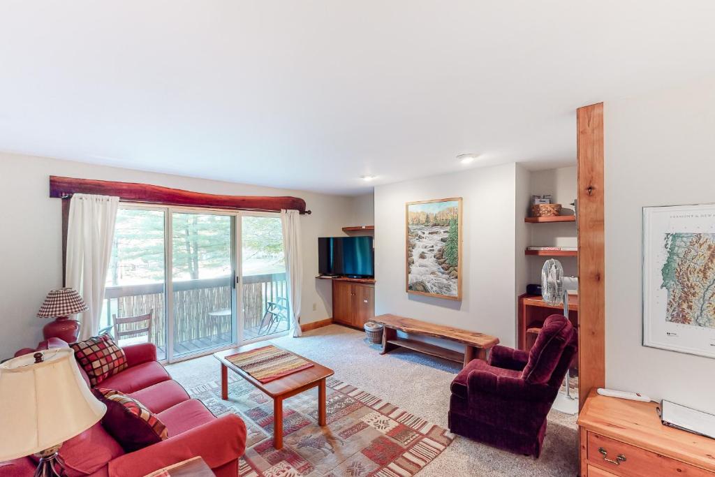沃伦Mountain Breeze Getaway Condos的客厅配有红色家具和大窗户