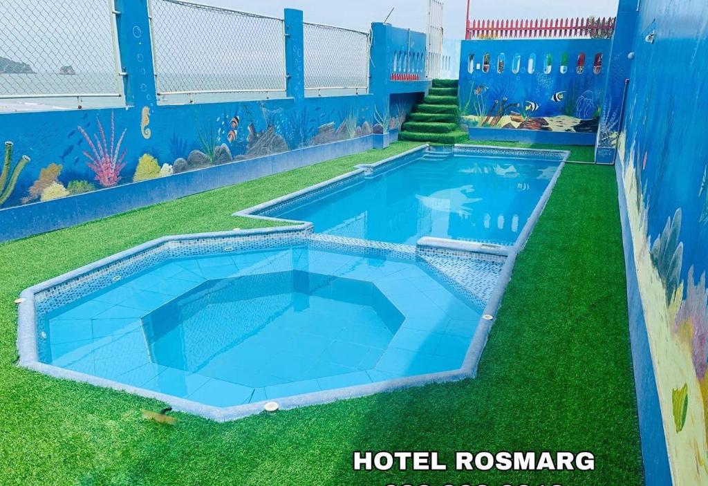 阿塔卡梅斯Hotel Rosmarg的一个带草地的庭院里的一个大型游泳池