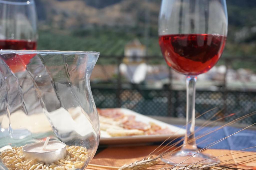 蒙特哈克Los Trigos, Casa Rural的桌子上放两杯红葡萄酒