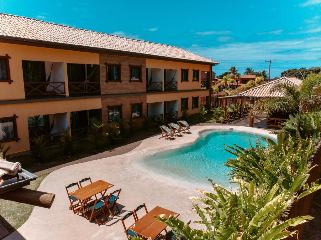 伊塔卡雷Pousada Villa Dos Sonhos的享有带游泳池和椅子的度假村的顶部景致