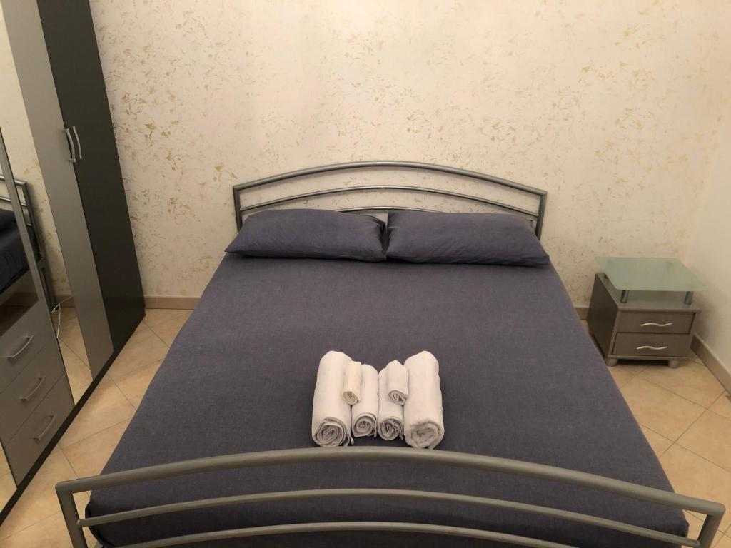 萨米凯莱-迪巴里Il rifugio di Vaaz的一间卧室配有一张床和2双拖鞋