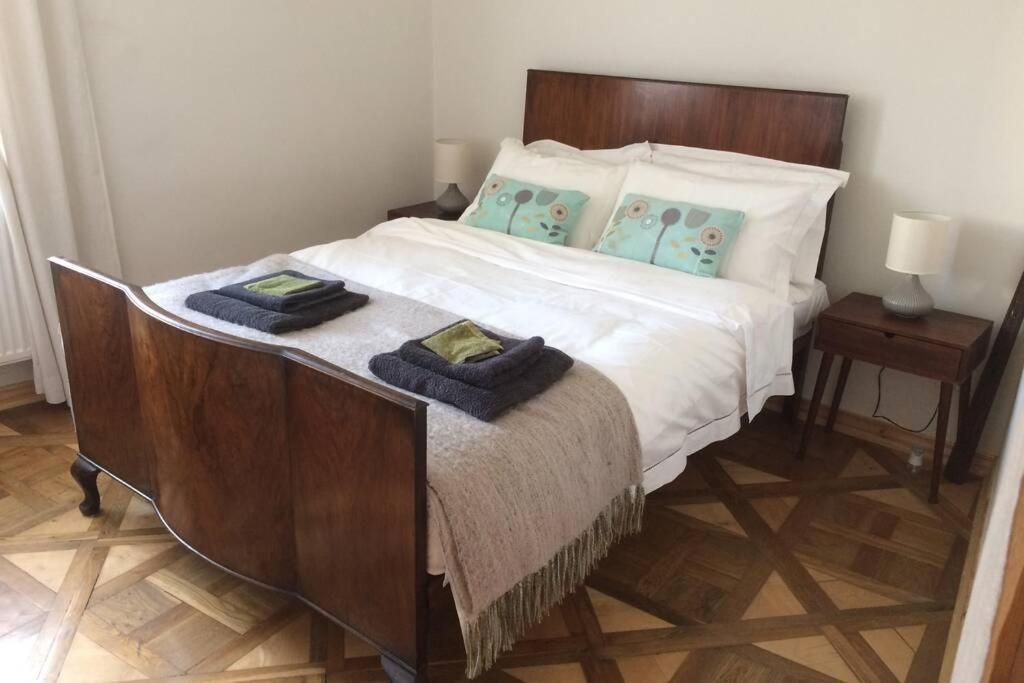 普热梅希尔Przemysl stylish apartment的一间卧室配有一张床,上面有两条毛巾