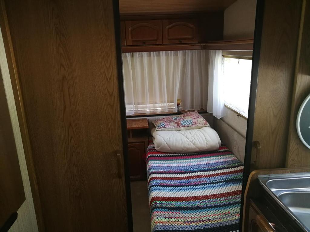KercaszomorŐrségi Nomád-Lak Nomád 2的小房间,配有床和地毯