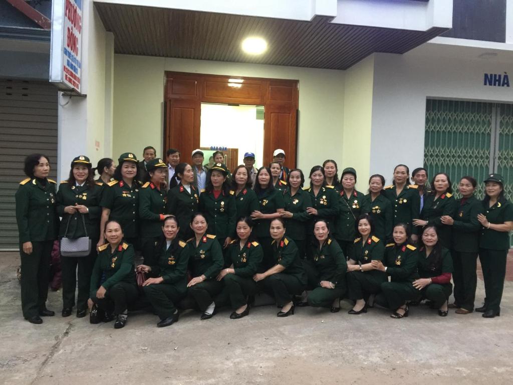 Quang TriNhà nghỉ PHƯƠNG ĐÔNG的一群穿着制服的人,摆出一张照片