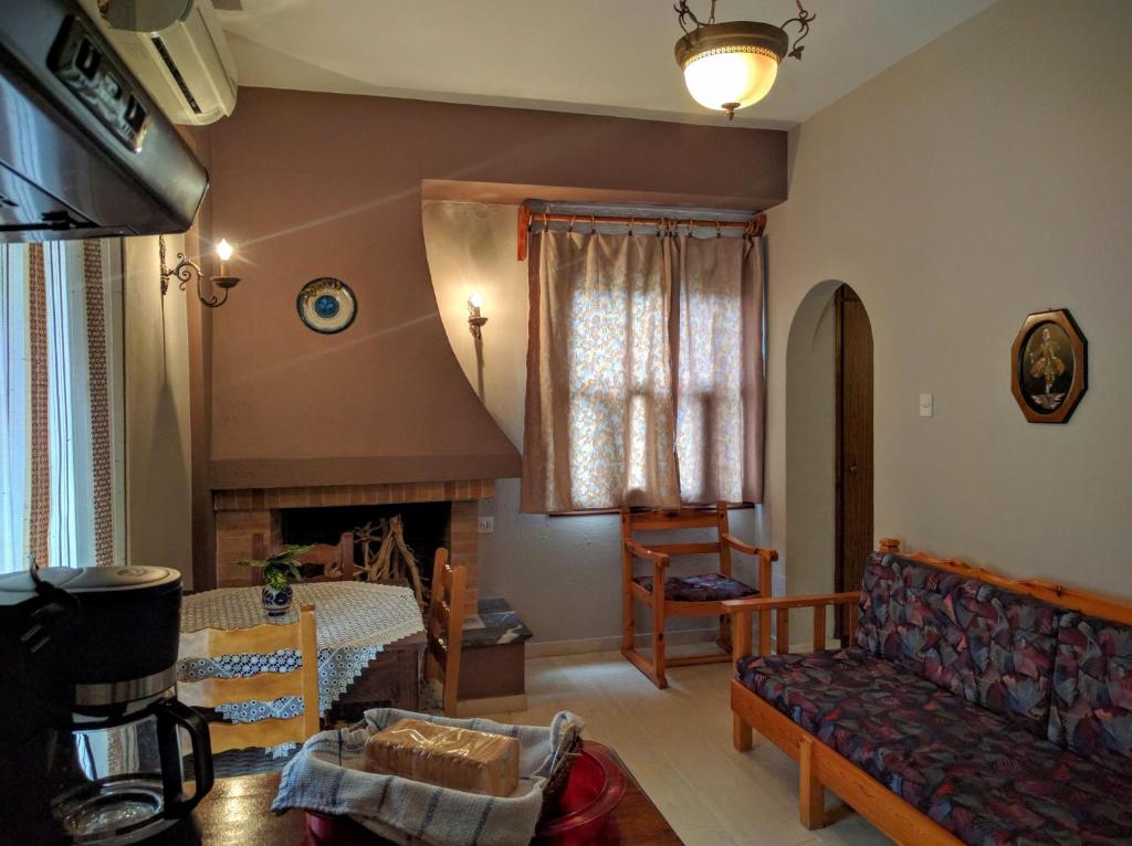 阿吉奥斯伊欧尼斯卡捷琳娜公寓的带沙发和壁炉的客厅